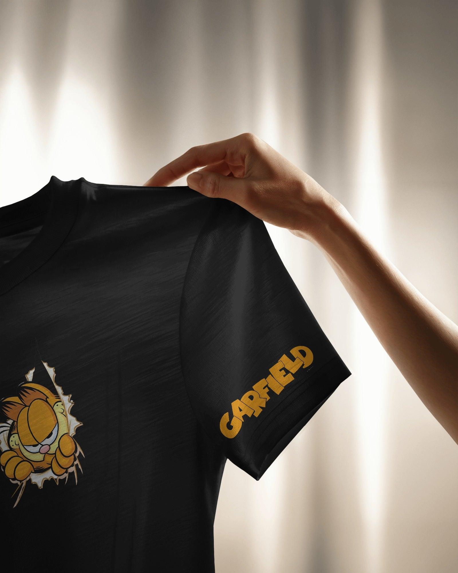 Black oversized t-shirt featuring a bold Garfield graphic print. Made from premium cotton, this t-shirt offers a relaxed fit, soft comfort, and a stylish streetwear vibe.