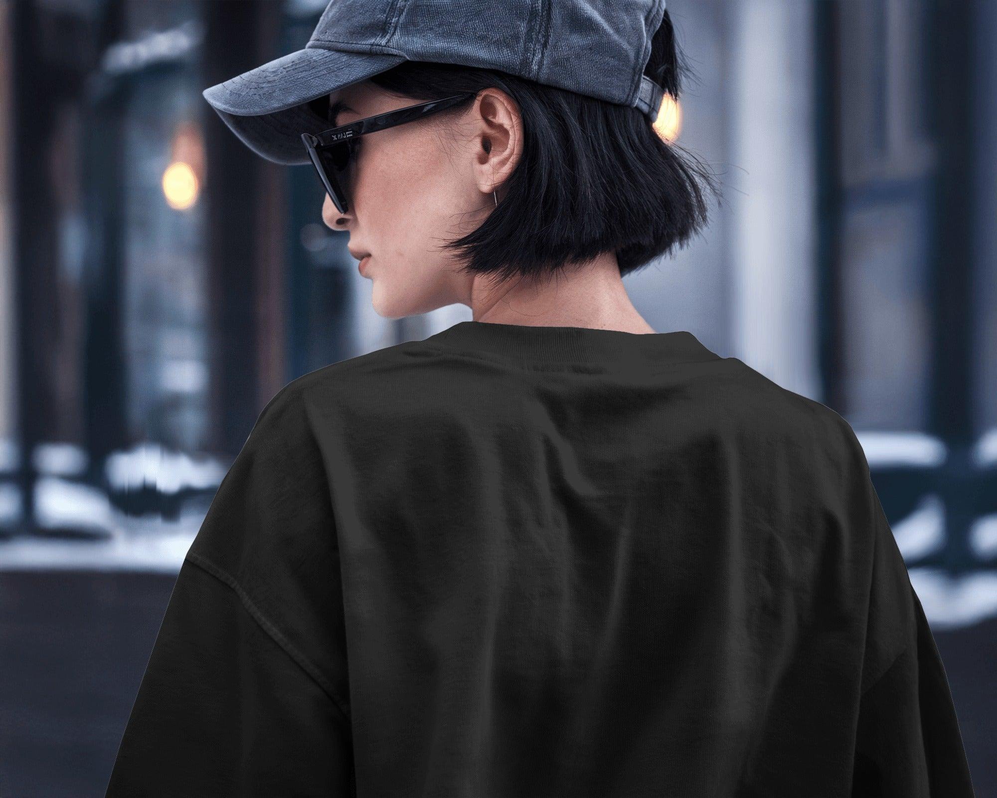 Oversized black t-shirt for women featuring the motivational quote "I Didn’t Come This Far to Only Come This Far" in bold typography. Made from premium cotton, this t-shirt offers a relaxed and comfortable fit. Worn by a confident girl, the statement design adds an empowering touch to casual and streetwear outfits.