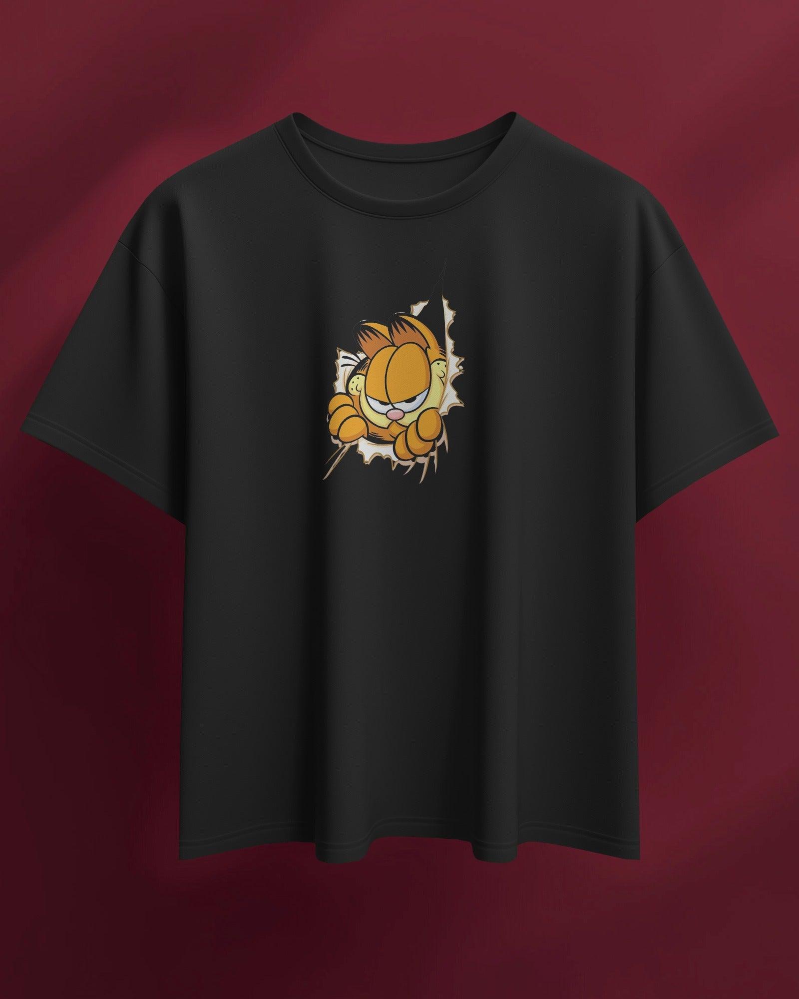 Black oversized t-shirt featuring a bold Garfield graphic print. Made from premium cotton, this t-shirt offers a relaxed fit, soft comfort, and a stylish streetwear vibe.