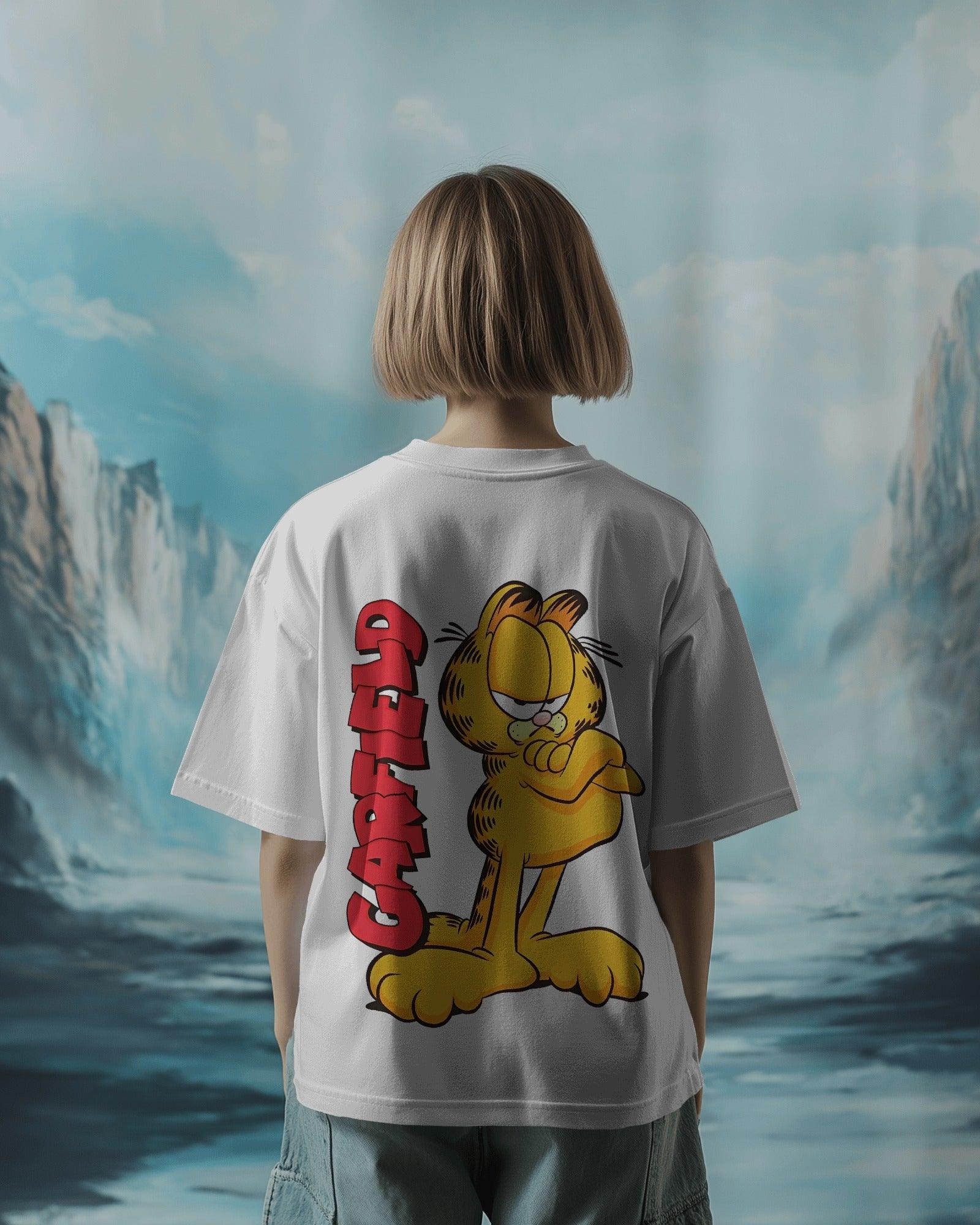 White oversized t-shirt featuring a bold Garfield graphic print. Made from premium cotton, this t-shirt offers a relaxed fit, soft comfort, and a stylish streetwear vibe.