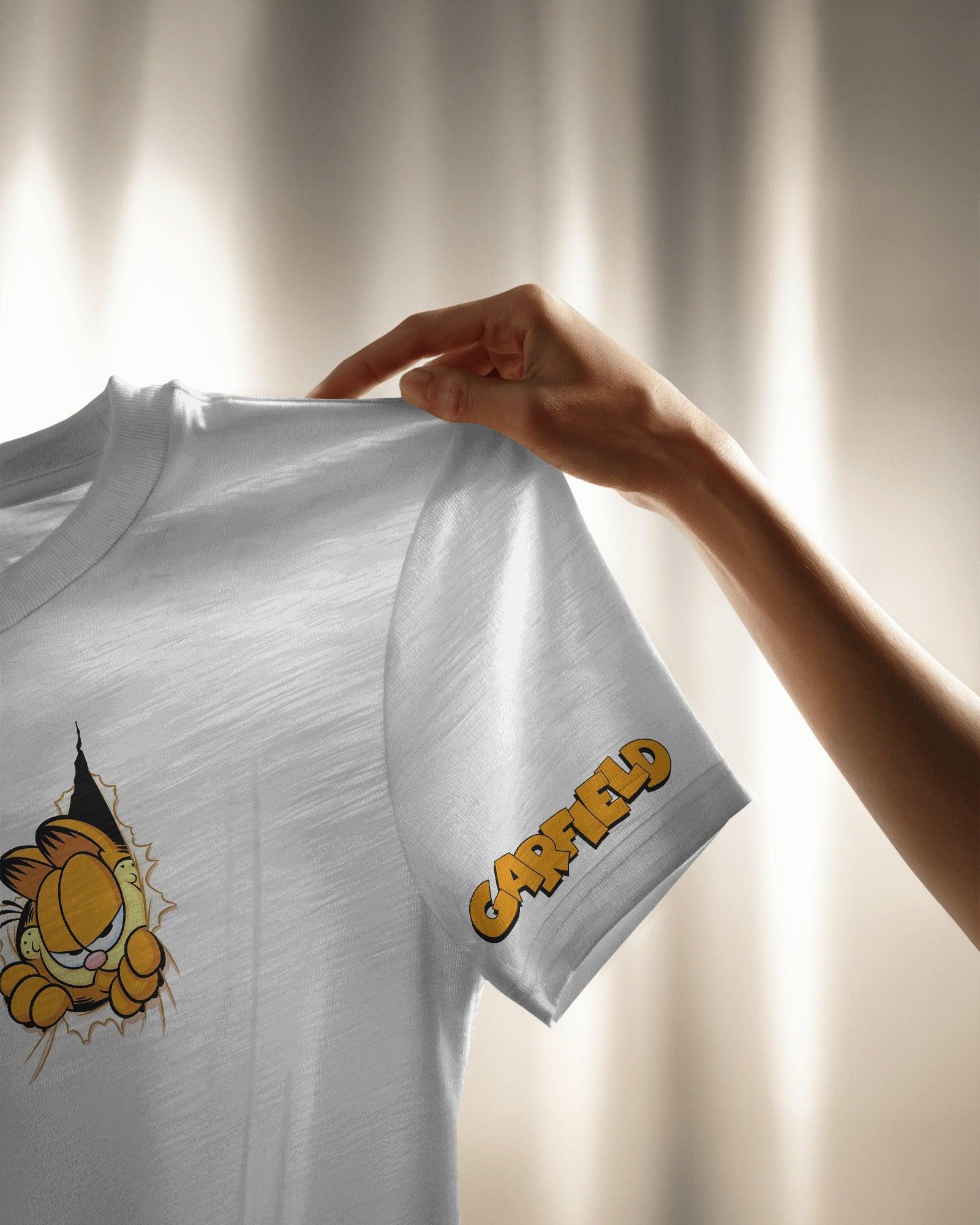 White oversized t-shirt featuring a bold Garfield graphic print. Made from premium cotton, this t-shirt offers a relaxed fit, soft comfort, and a stylish streetwear vibe.