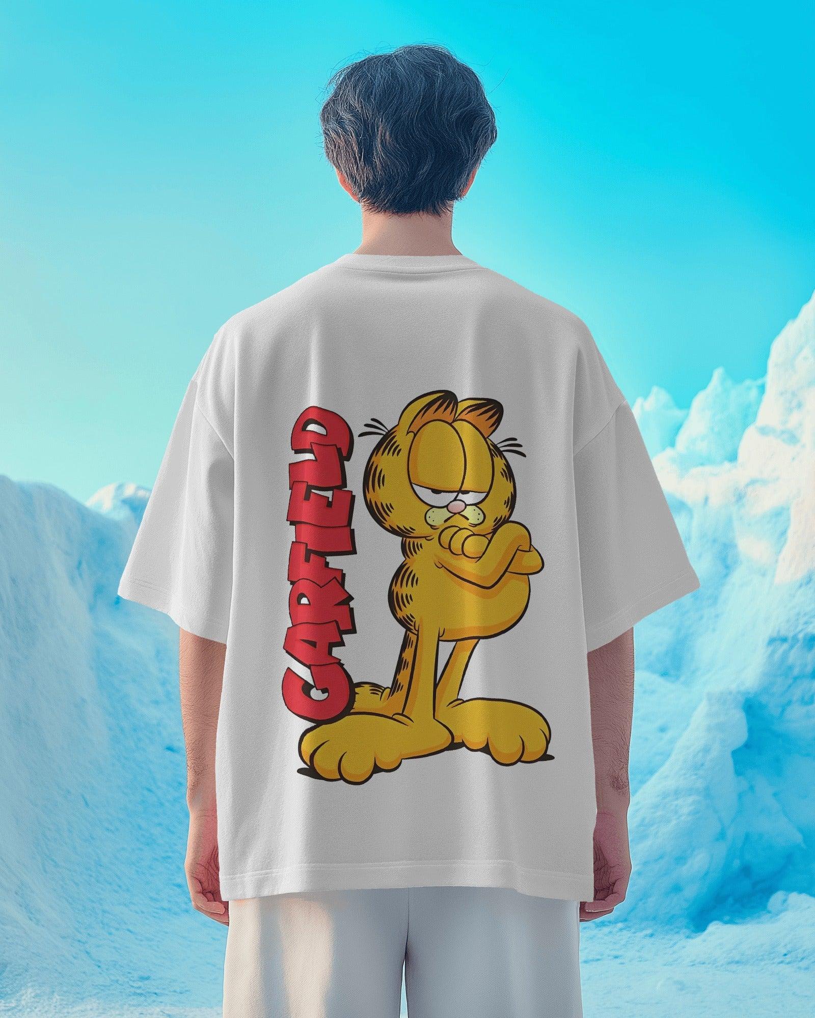 White oversized t-shirt featuring a bold Garfield graphic print. Made from premium cotton, this t-shirt offers a relaxed fit, soft comfort, and a stylish streetwear vibe.