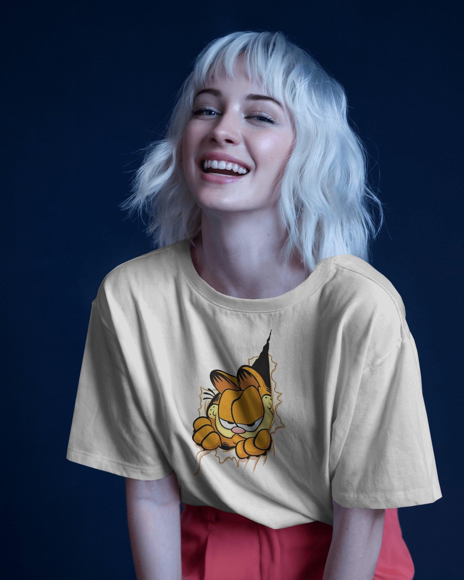 White oversized t-shirt featuring a bold Garfield graphic print. Made from premium cotton, this t-shirt offers a relaxed fit, soft comfort, and a stylish streetwear vibe.