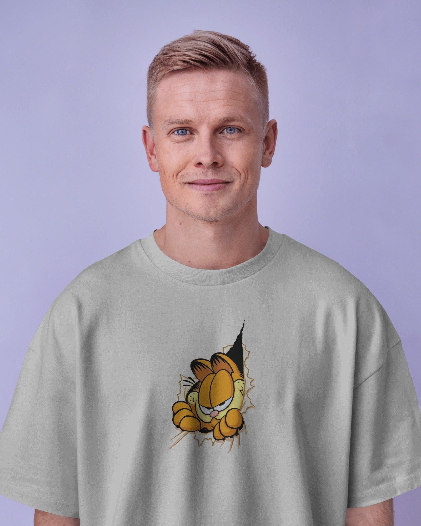 White oversized t-shirt featuring a bold Garfield graphic print. Made from premium cotton, this t-shirt offers a relaxed fit, soft comfort, and a stylish streetwear vibe.