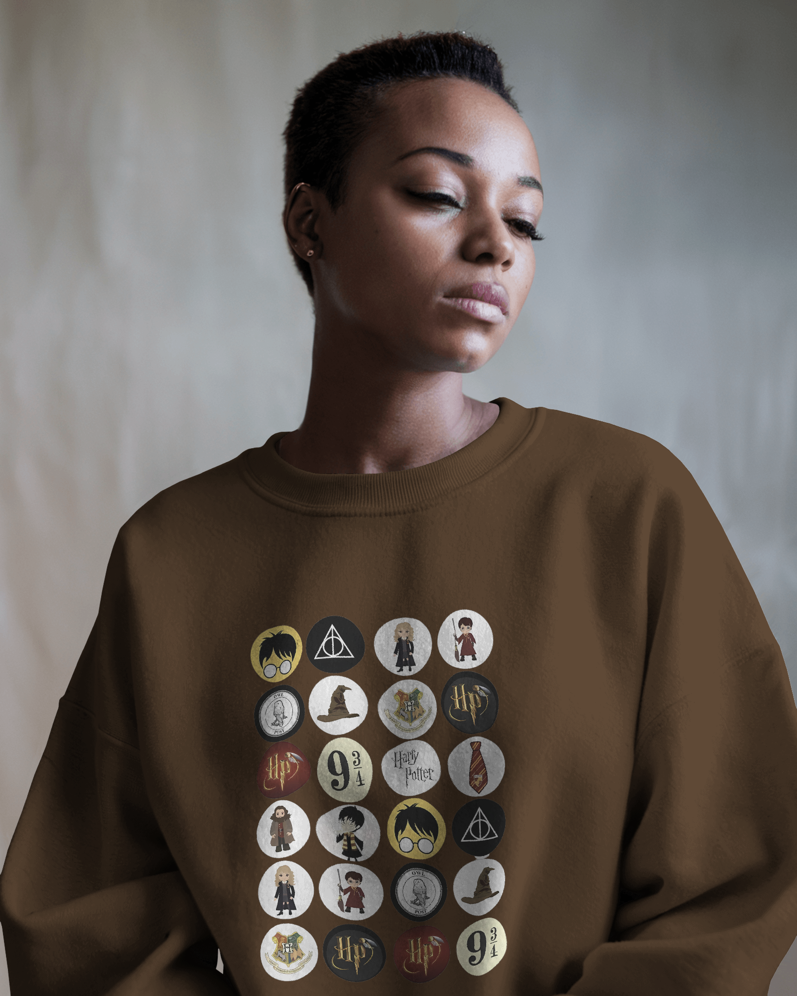 Brown sweatshirt featuring a classic 'Harry Potter' themed design. Crafted from premium fleece fabric, this cosy and stylish sweatshirt is perfect for showcasing your love for magic and adventure while staying warm.