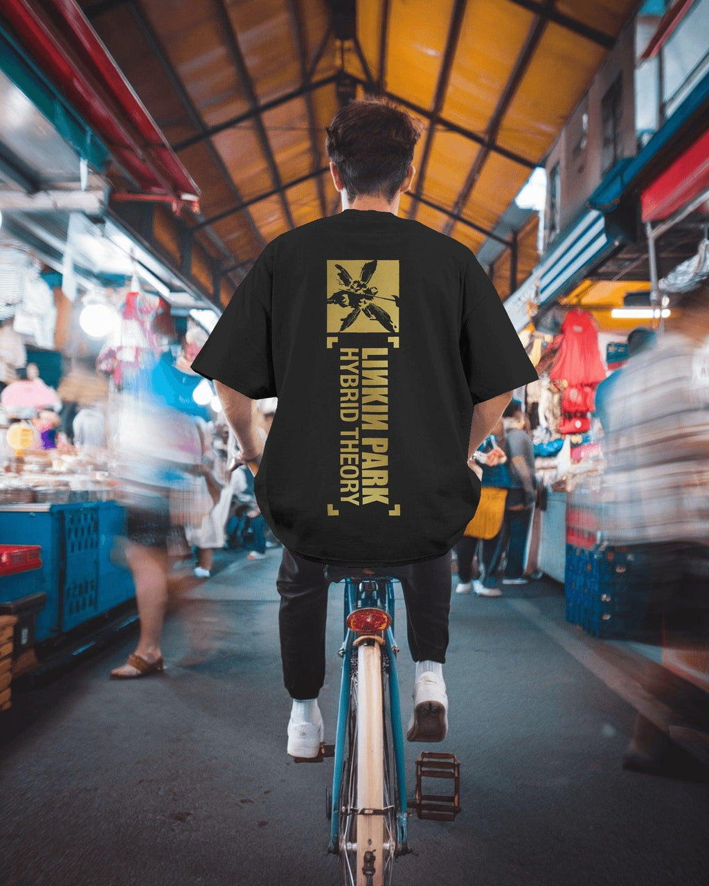 Black oversized "Linkin Park Hybrid Theory" t-shirt from Nitorious Atelier, featuring a striking graphic inspired by the band's iconic album. Crafted from premium cotton, this tshirt offers a relaxed fit, superior comfort, and long-lasting durability