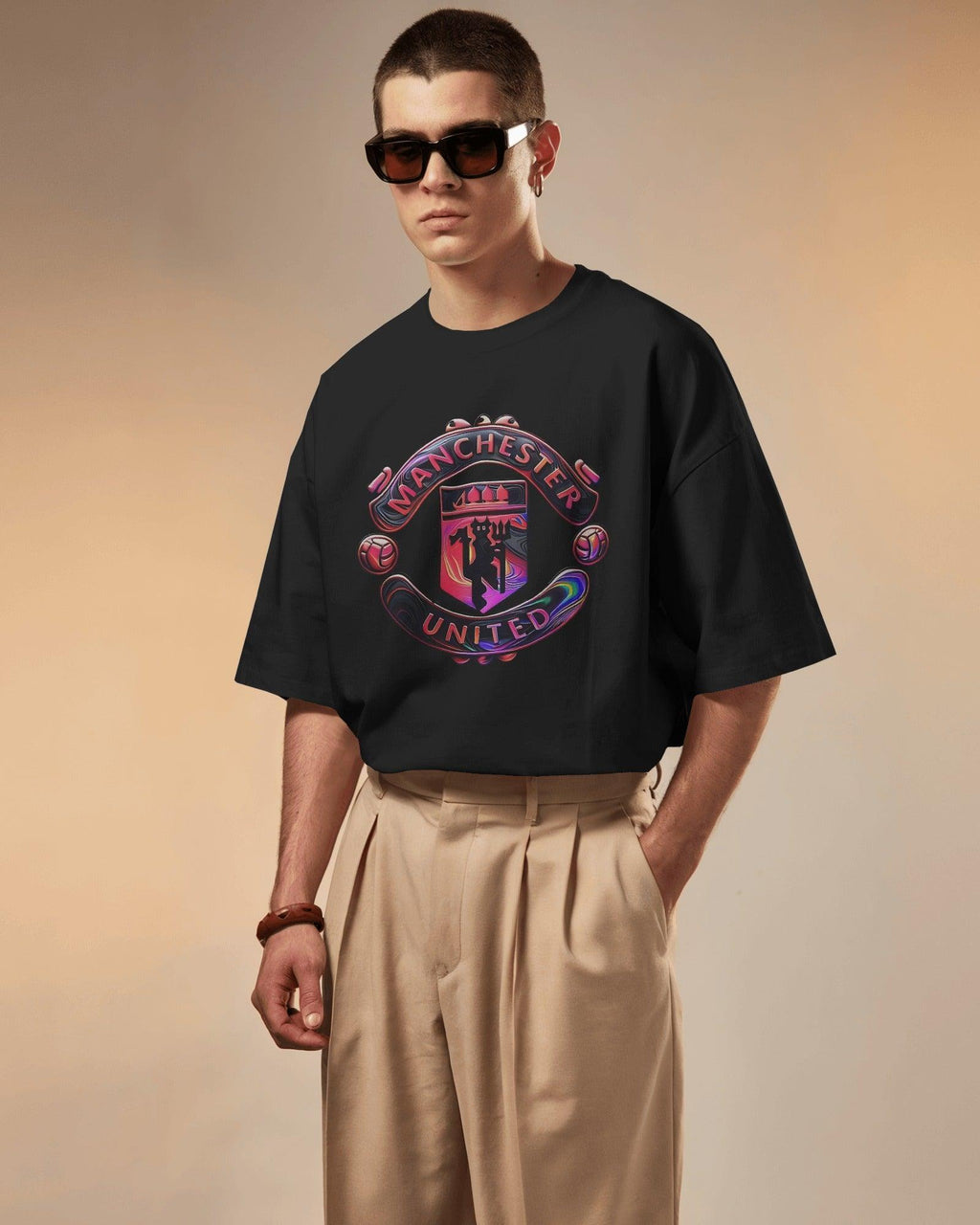 Black oversized t-shirt featuring a bold Manchester graphic print. Made from premium cotton, this t-shirt offers a relaxed fit, soft comfort, and a stylish streetwear aesthetic.