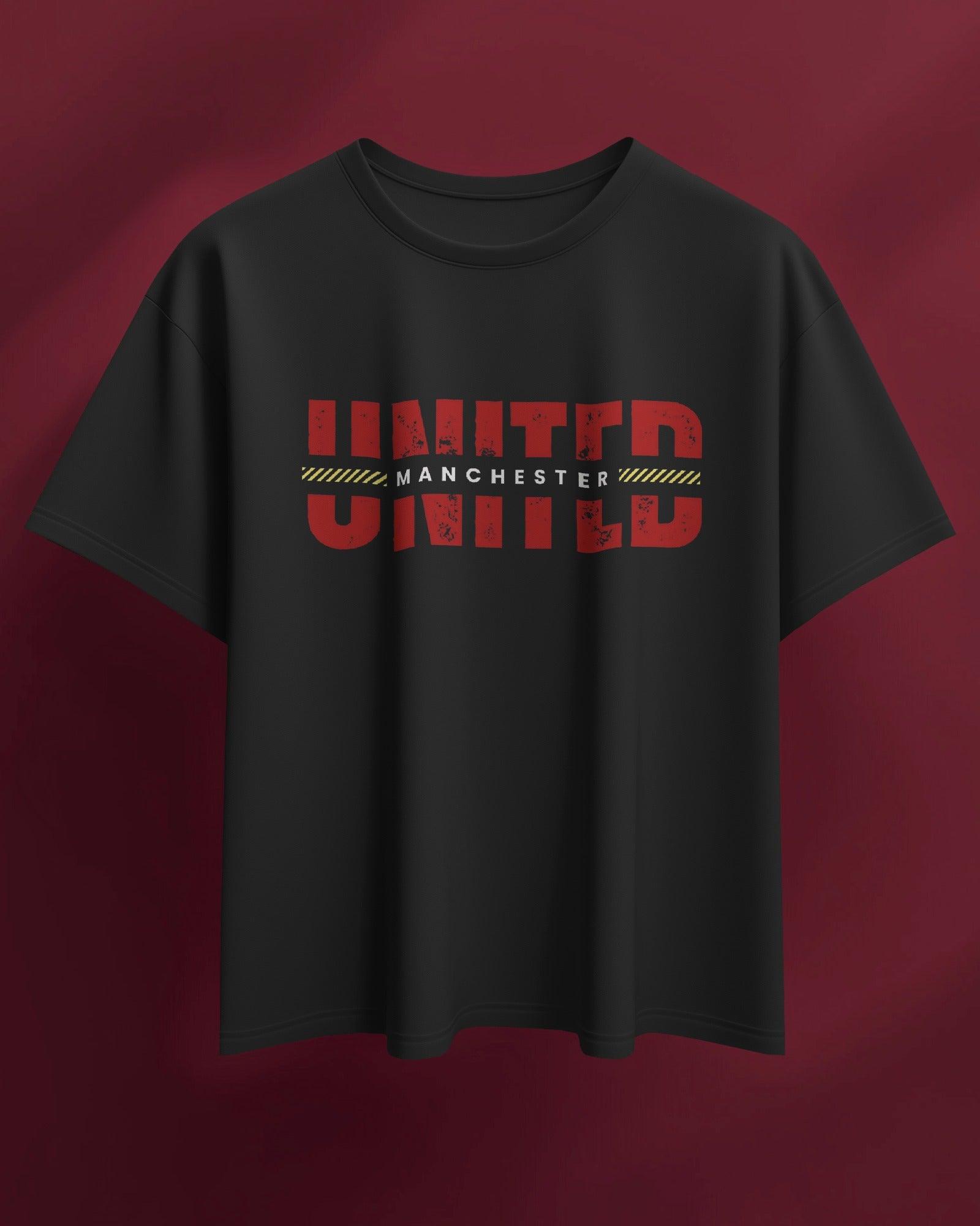 Black oversized t-shirt featuring a bold Manchester United graphic print. Made from premium cotton, this t-shirt offers a relaxed fit, soft comfort, and a stylish look for football fans.