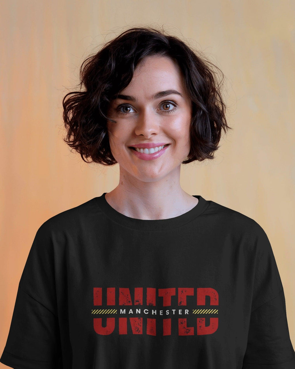 Black oversized t-shirt featuring a bold Manchester United graphic print. Made from premium cotton, this t-shirt offers a relaxed fit, soft comfort, and a stylish look for football fans.