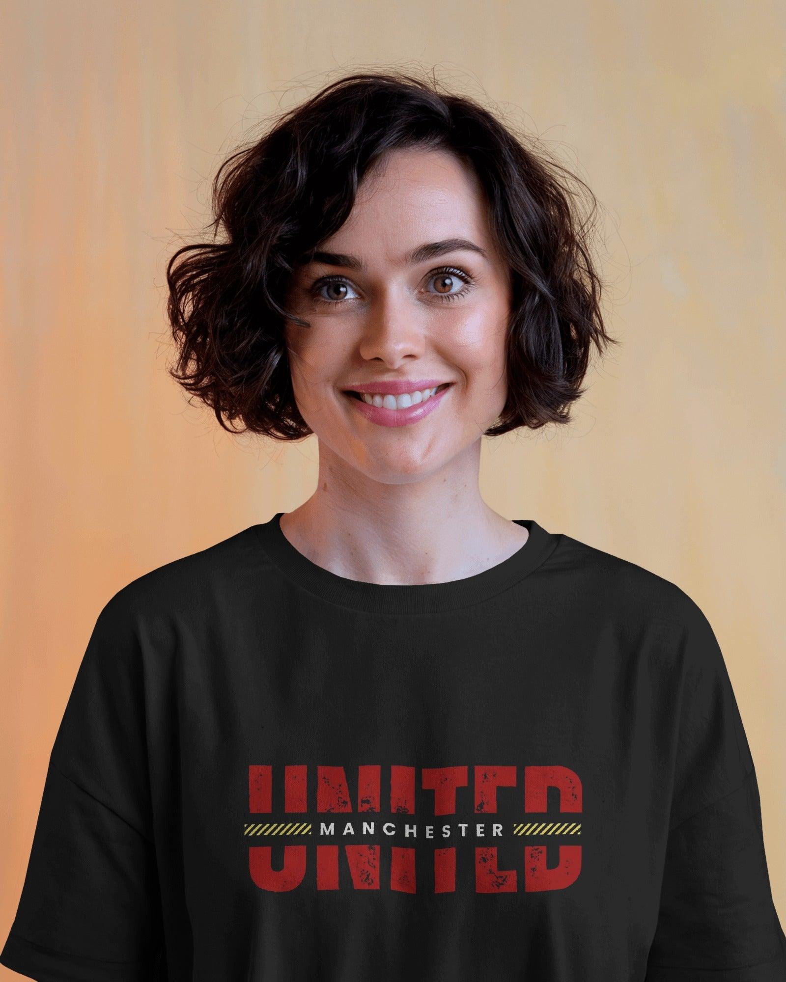 Black oversized t-shirt featuring a bold Manchester United graphic print. Made from premium cotton, this t-shirt offers a relaxed fit, soft comfort, and a stylish look for football fans.
