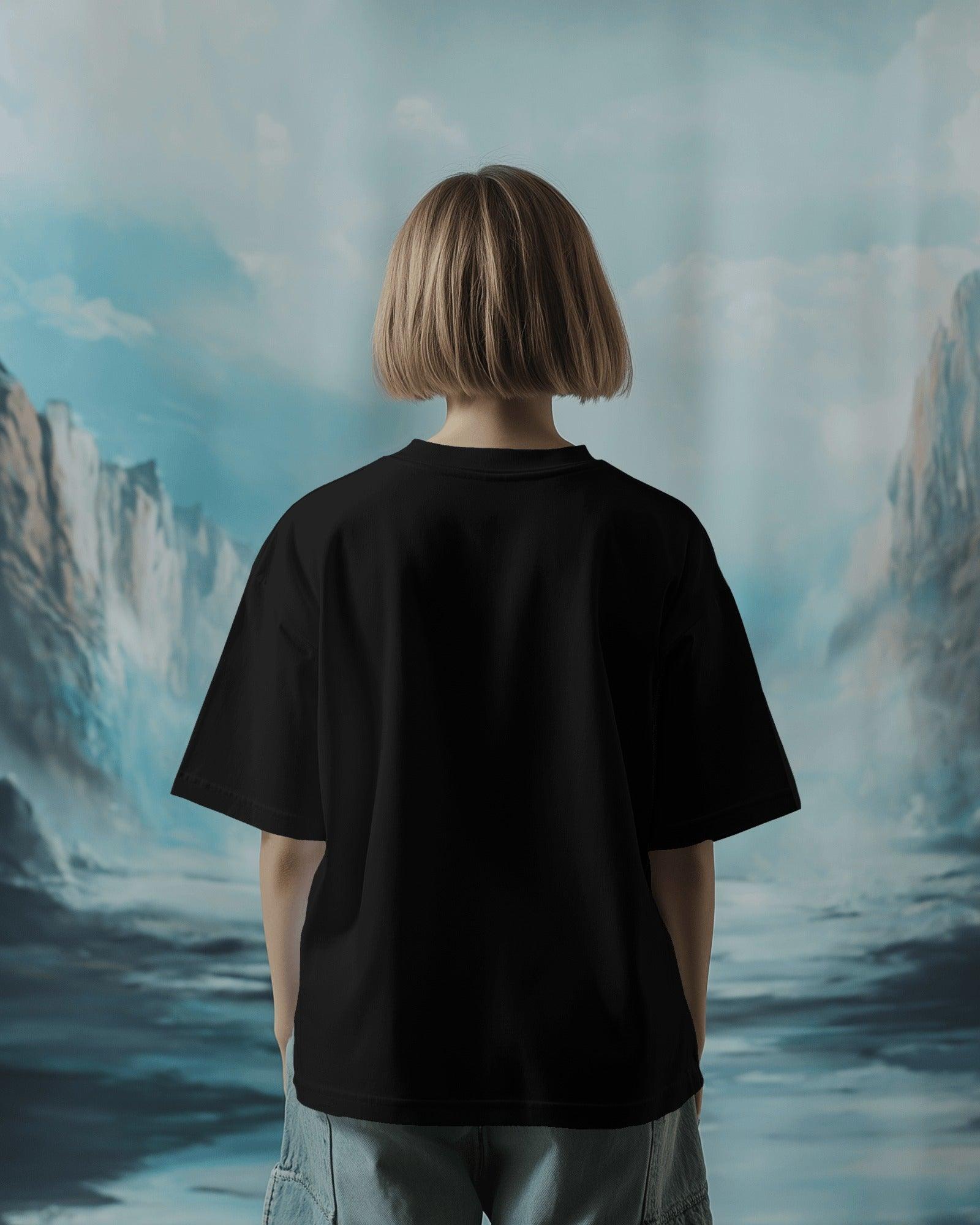 Black oversized t-shirt featuring a bold Manchester United graphic print. Made from premium cotton, this t-shirt offers a relaxed fit, soft comfort, and a stylish look for football fans.