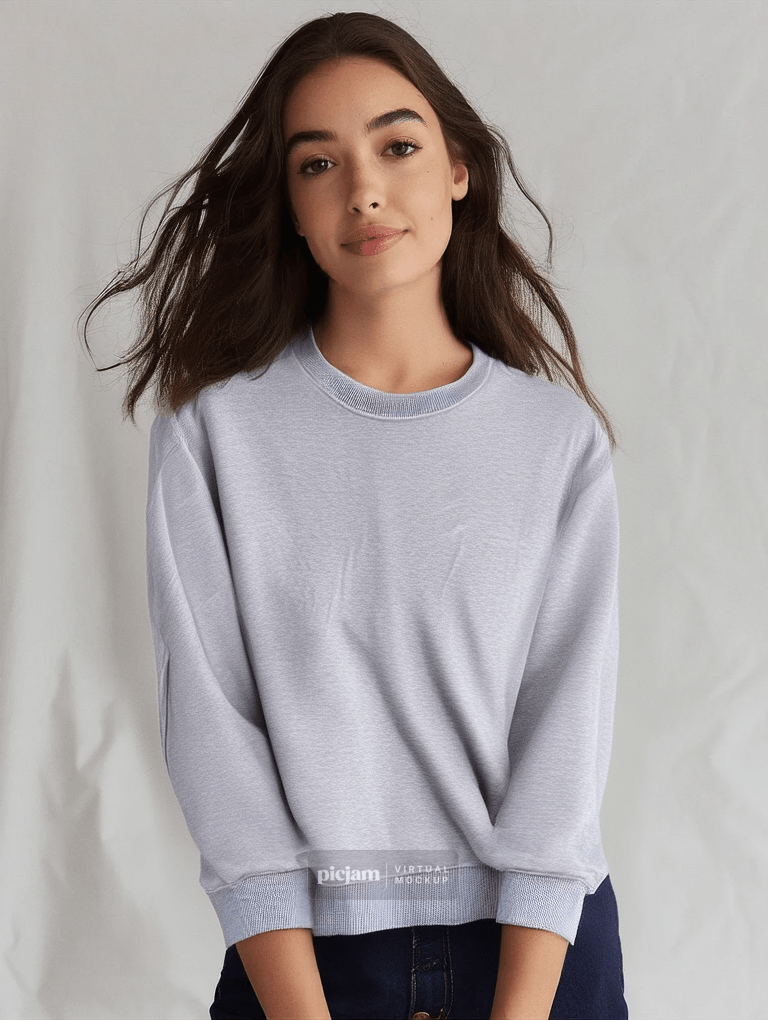 Light grey sweatshirt from Nitorious Atelier crafted from premium cotton fleece. This versatile and cosy sweatshirt offers a perfect blend of comfort and style, ideal for casual outings or lounging.